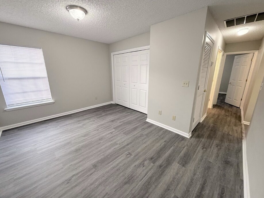 Building Photo - 1930 Hollington Dr