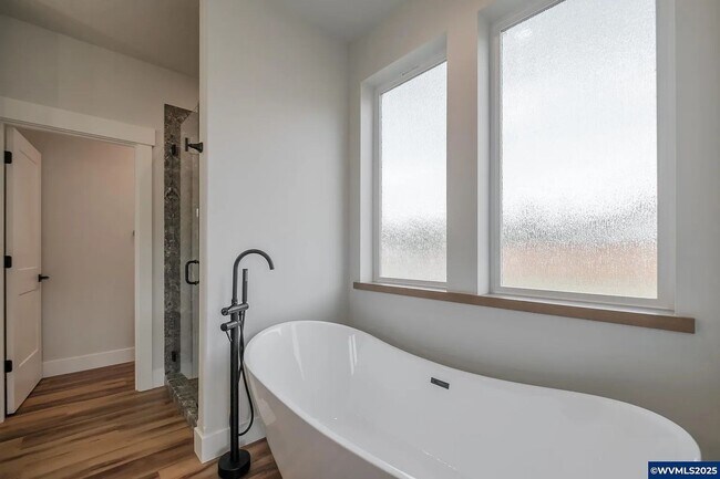 Building Photo - 4 Bedroom 2 Bath House