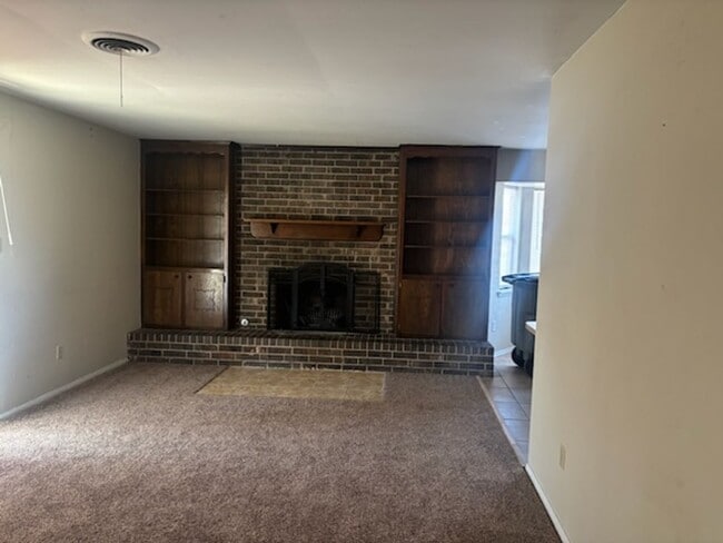 Building Photo - VERY NICE HOME IN THE RIDGECREST AREA. PETS NEGOTIABLE WITH OWNERS APPROVAL