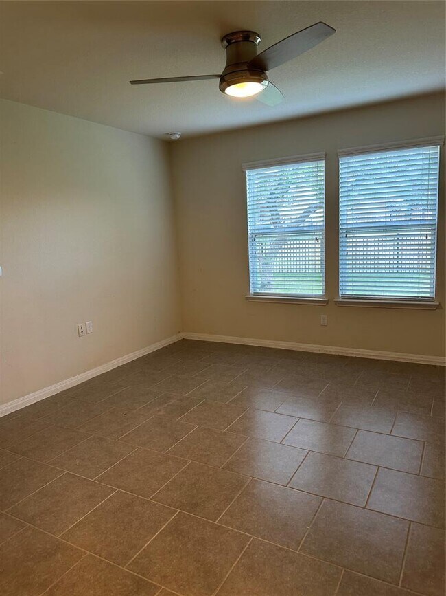 Building Photo - 410 Holiday Creek Ln