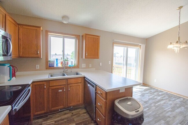 Building Photo - Spacious, freshly painted split entry home in NW Rochester!