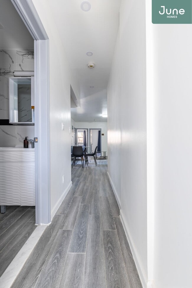 Building Photo - Queen room in 4-bed/2.0-bath Home