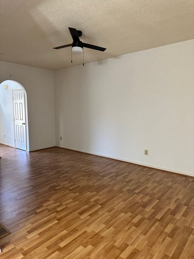 Building Photo - Townhouse in Chisel Run! Available Now