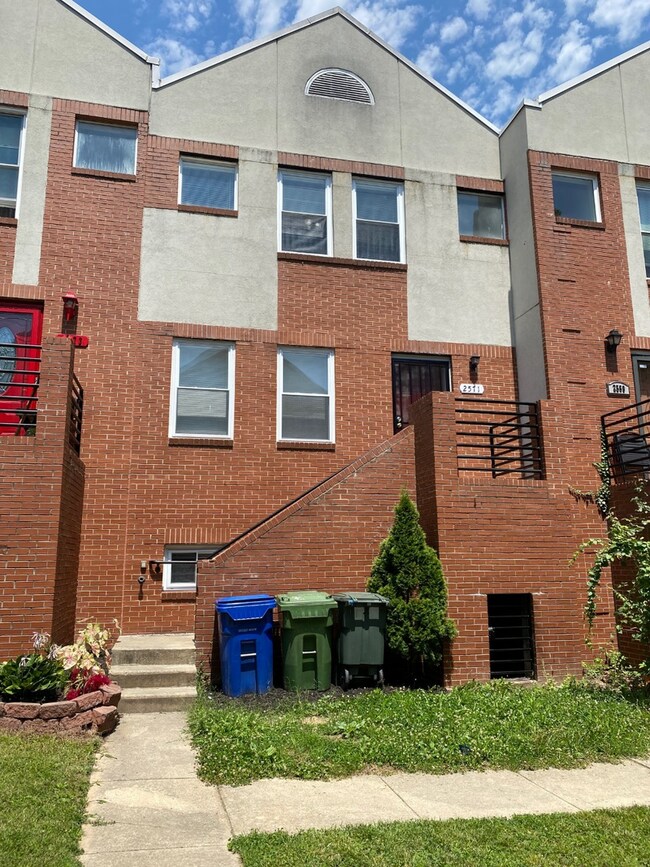 Building Photo - 2571 Francis St