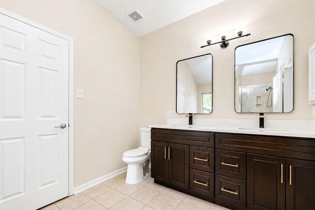 Building Photo - 5402 Rosehaven Ct