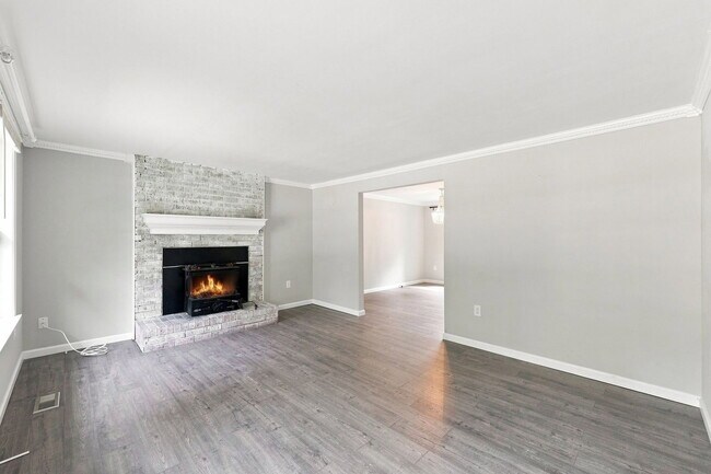Building Photo - 4419 S Shore Dr