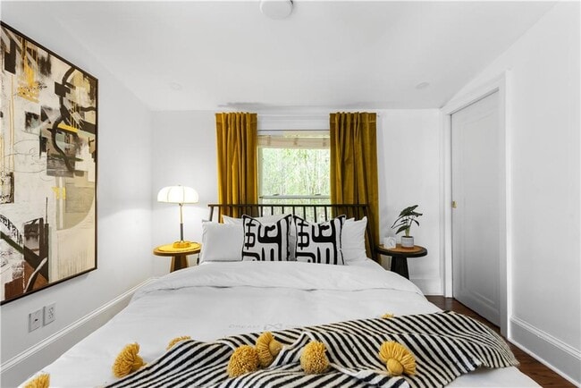 Building Photo - 720 Mollie St SE