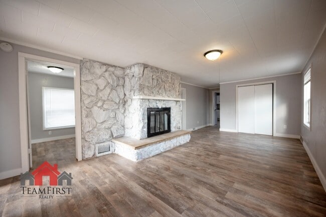 Building Photo - 505 Racine St