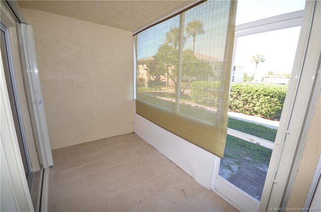 Building Photo - 1566 SE Royal Green Cir