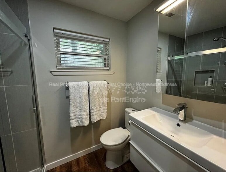 Building Photo - 1739 Creek Ct