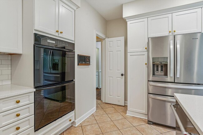 Building Photo - Magnificent 5 Bedroom, 4.5 Bathroom Bethes...