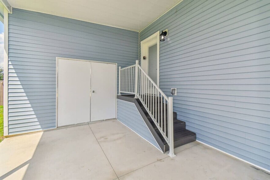 Building Photo - 10030 Sterling Ave