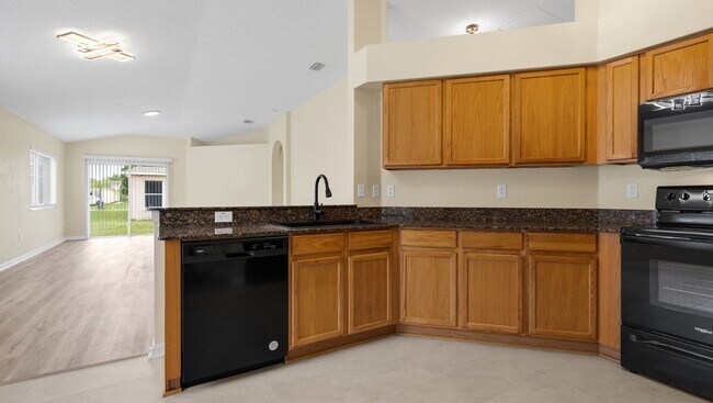 Building Photo - Single Story 3 bedroom 2 bathroom rental h...