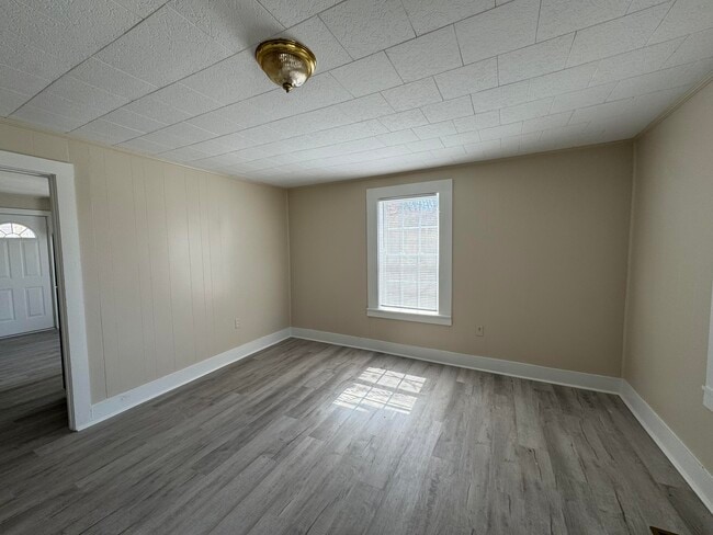 Building Photo - 118 N Fowler Ave