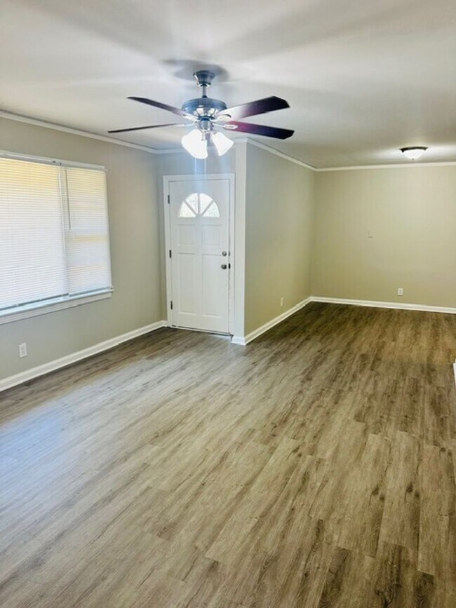 Building Photo - ** 5 Bed 2 Bath located in County Downs** ...