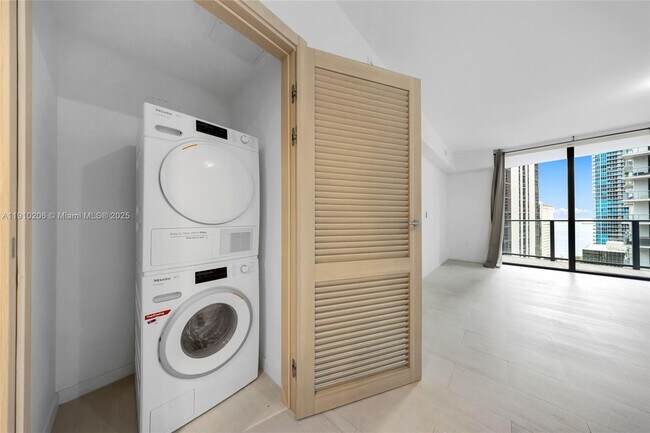 Building Photo - 1000 Brickell Plaza