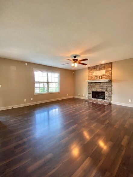 Building Photo - 582 Kicker Ct