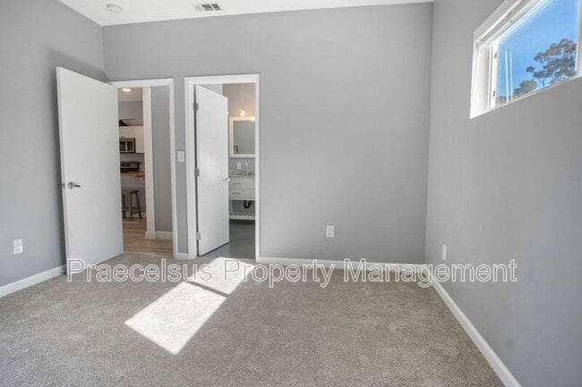 Building Photo - 5960 Nagel St