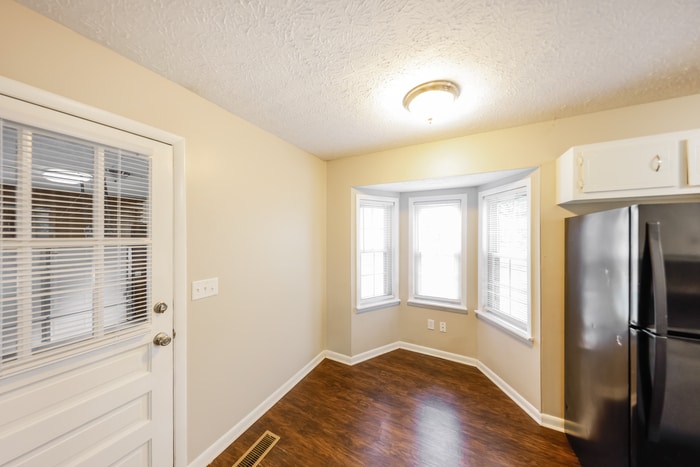 Building Photo - 203 Cascade Dr