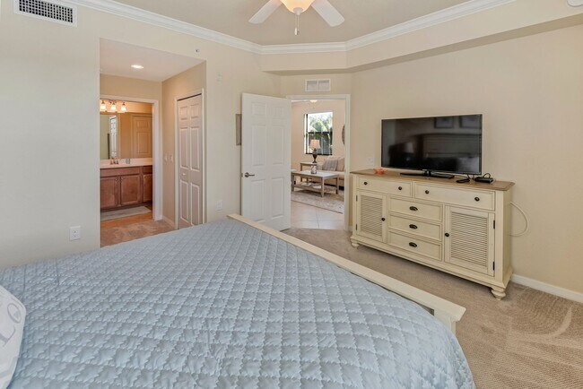 Building Photo - Available from Jun 1st as a furnished annual 2BR/2BA+Den Condo in Treviso Bay!