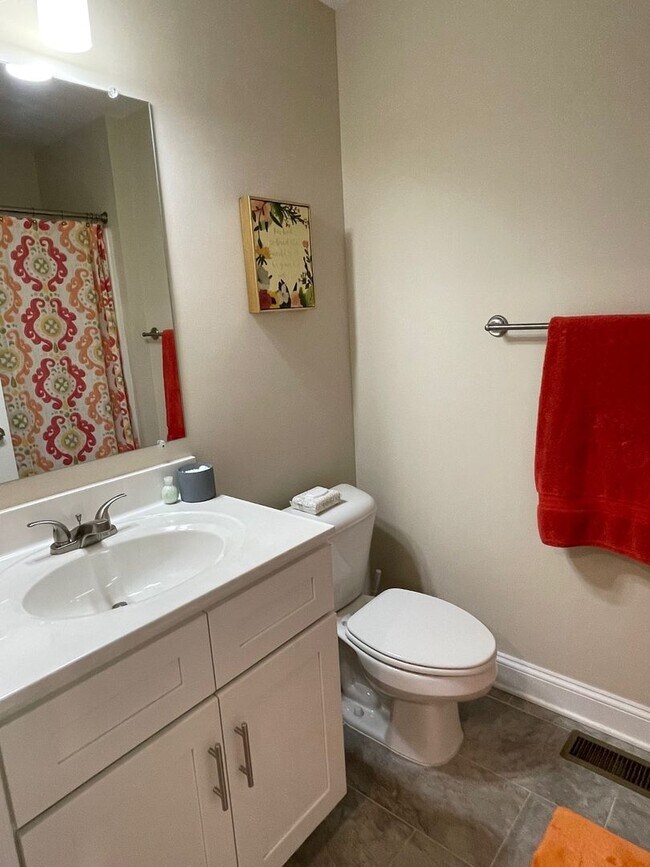 Building Photo - Spacious Luxury Townhome! Outstanding Location!