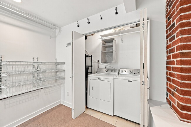 Building Photo - $3,195.95-  3 Bed, 2 Bath Home in Denver with Private Outdoor Area!