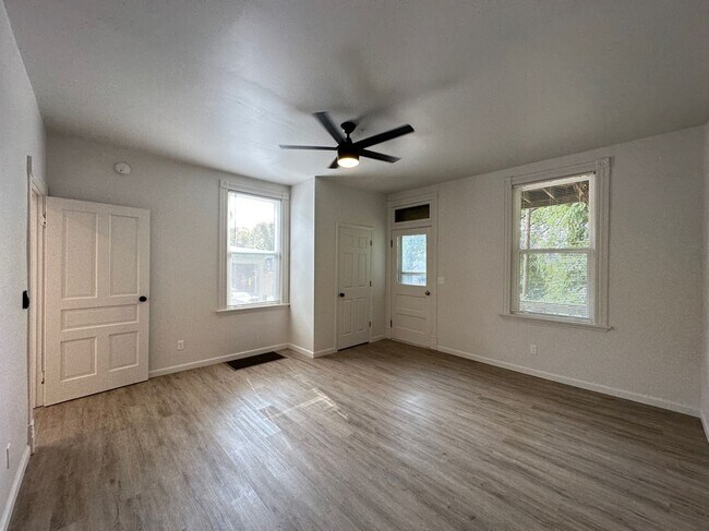 Building Photo - 6 Bed/2 Bath w/Ample Parking Mins. from UC $750/pp ($4500/mo)!