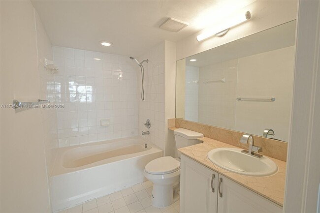 Building Photo - 1155 Brickell Bay Dr