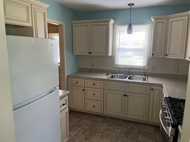 Building Photo - Charming 2 Bedroom with HUGE Yard!