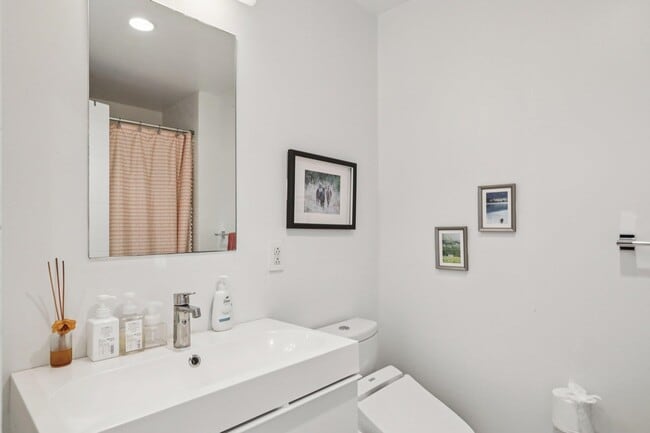 Building Photo - 915 Hudson Park