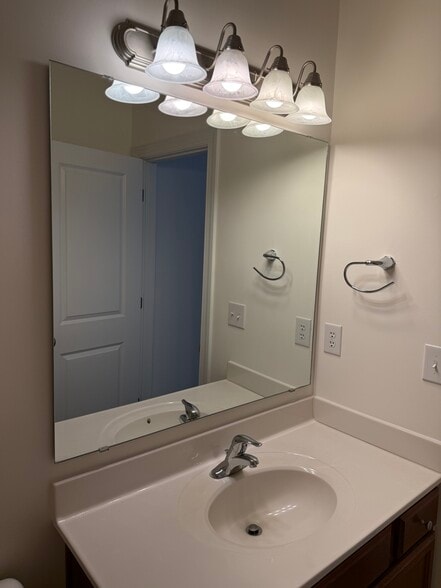 Master Bath - 6017 Lettered Olive Pl