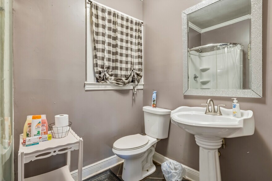 Building Photo - 412 Pinehill Dr