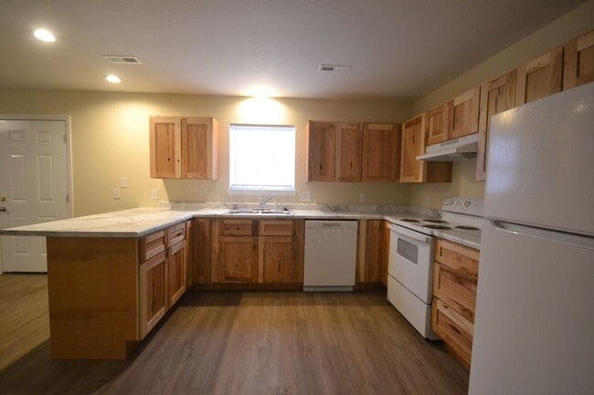 Building Photo - Spacious 3 Bed, 1.5 Bath Fourplex Unit in Buffalo, MO
