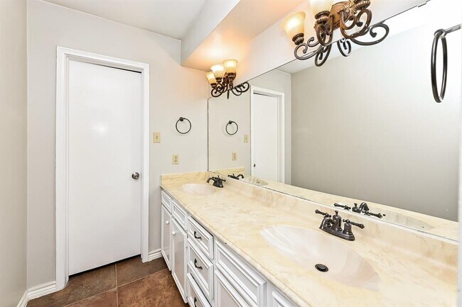 Building Photo - 16911 Memorial Oaks Ln