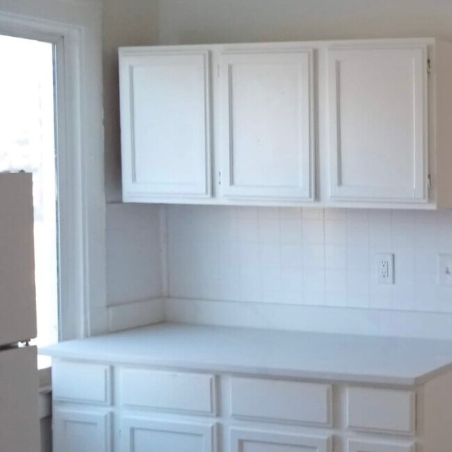 Building Photo - 1928 Gladstone St