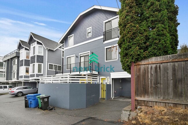 Building Photo - Stunning 2BR and 3BA single family with la...