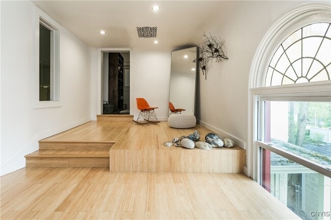 Building Photo - 304 E Genesee St