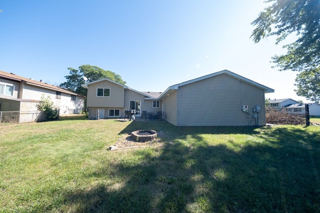 Building Photo - 8001 Vincent Cir N