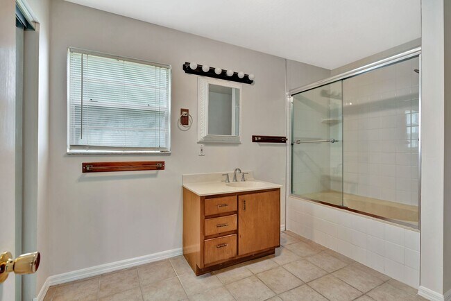 Building Photo - Beachside Bliss in Hobe Sound – Move-In Ready with Room to Roam!