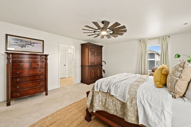 Building Photo - Upgraded 5-Bedroom Home in Immaculate Condition