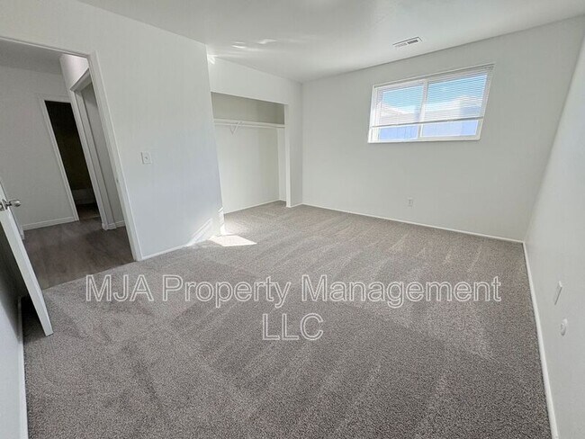 Building Photo - 2523 S Lakecrest Dr