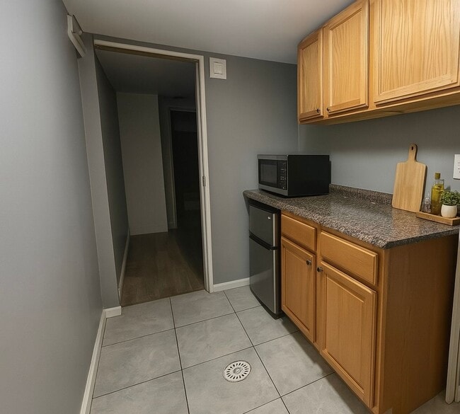 Building Photo - Huge 6 Bed with 2 Bonus Rooms for Den/Offi...