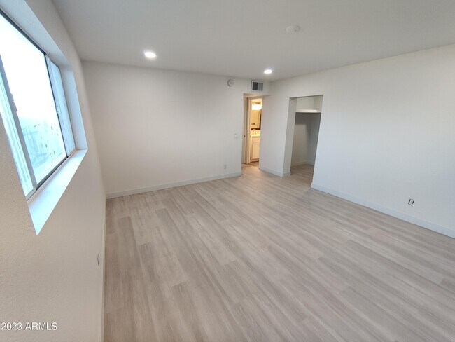 Building Photo - 3208 W Bloomfield Rd