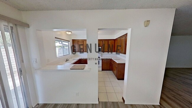 Building Photo - 1107 W Memory Ln