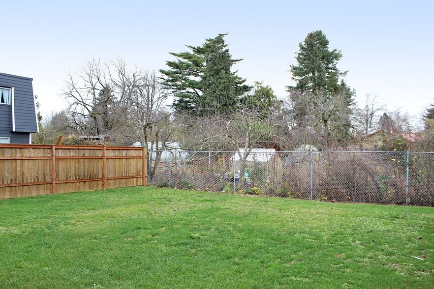 Building Photo - 4609-4609 NE Killingsworth St