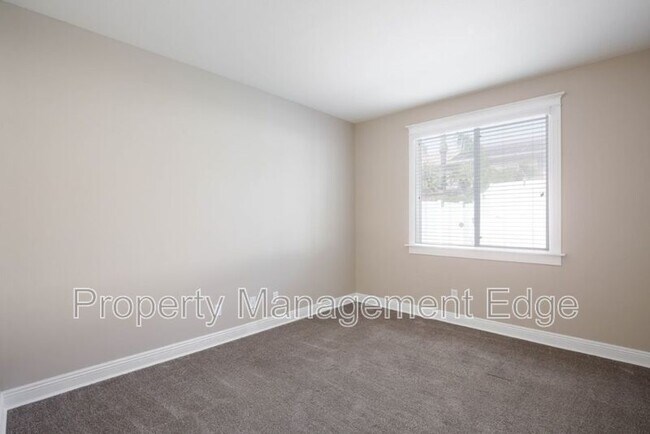 Building Photo - 29880 Pinehurst Dr