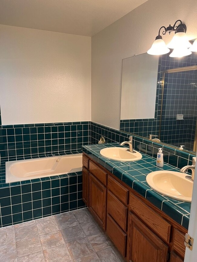 Building Photo - Canyon Crest 3bd/2.5ba Townhouse