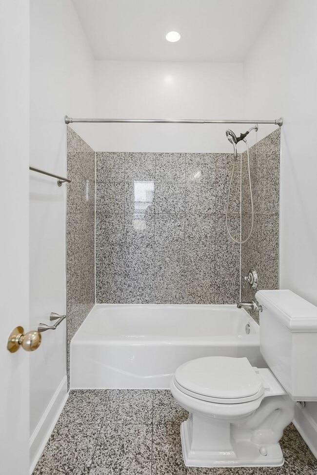 Building Photo - Columbia Heights Penthouse Condo | 1 Bed | 1 Bath | 600 Sf
