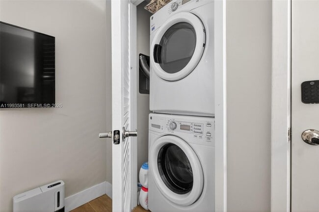 Building Photo - 1010 Brickell Ave