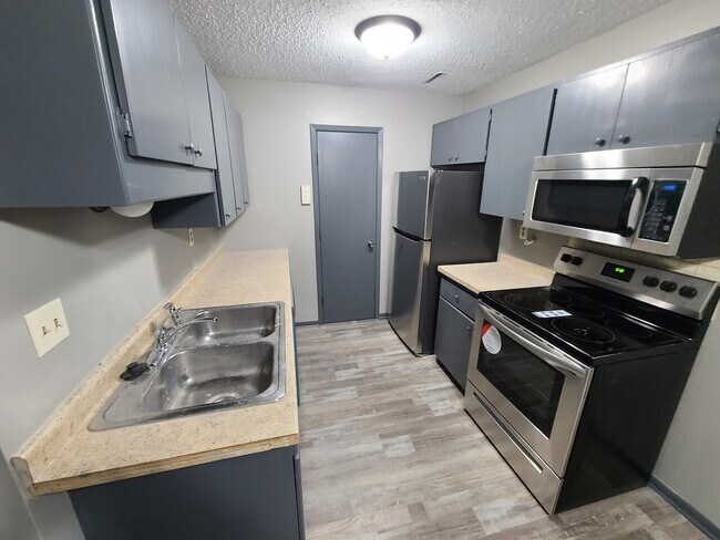 Building Photo - 13th St Duplex 1109-1107